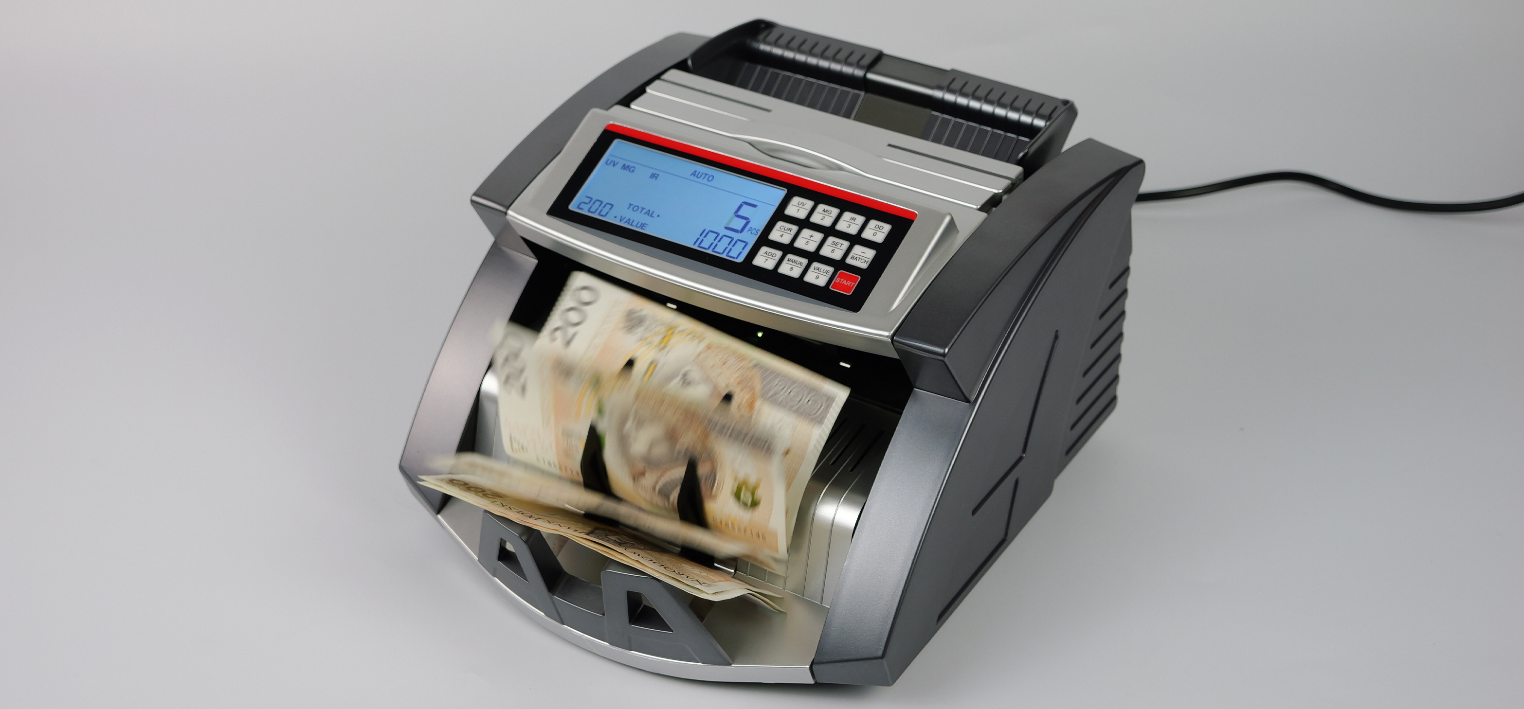liczenie banknotów przy pomocy maszyny