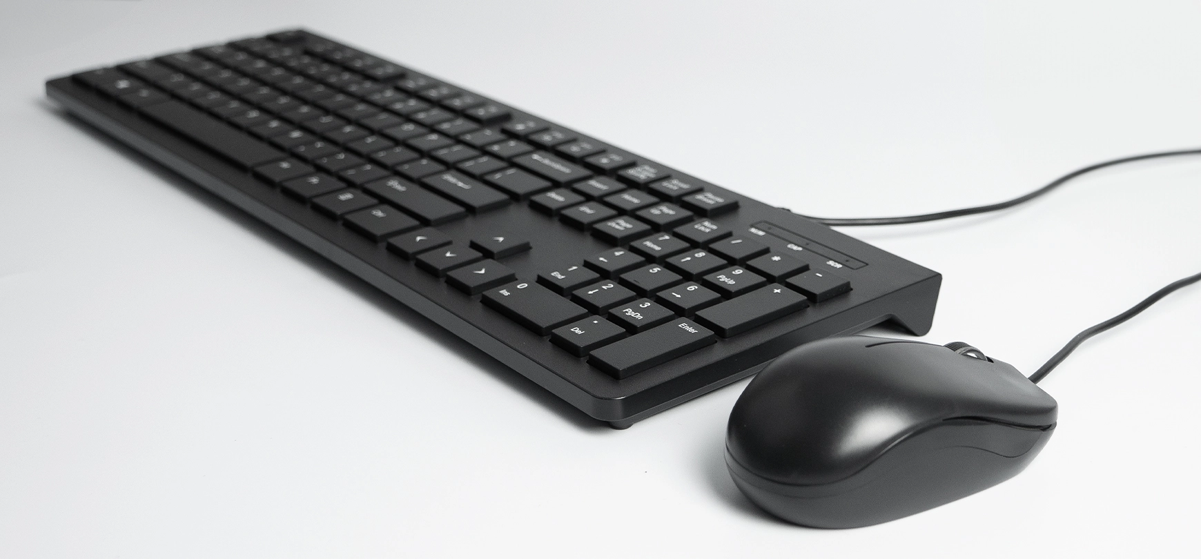 Minimalistický počítačový set - myš a klávesnice, černý