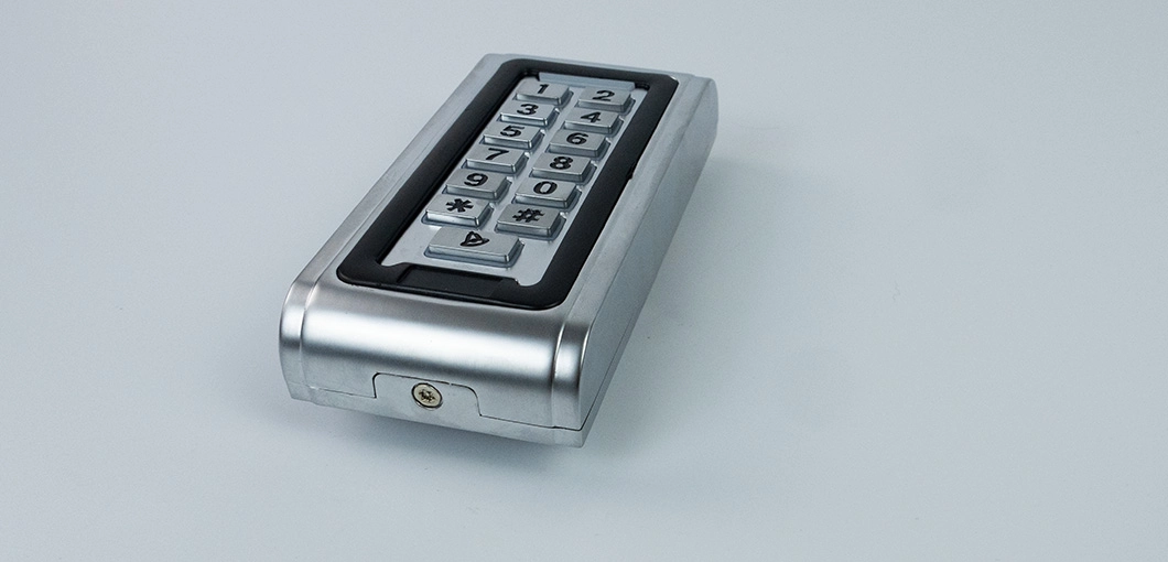 SecureEntry-AC500 di HDWR è un sistema di controllo degli accessi con password e tessera RFID.