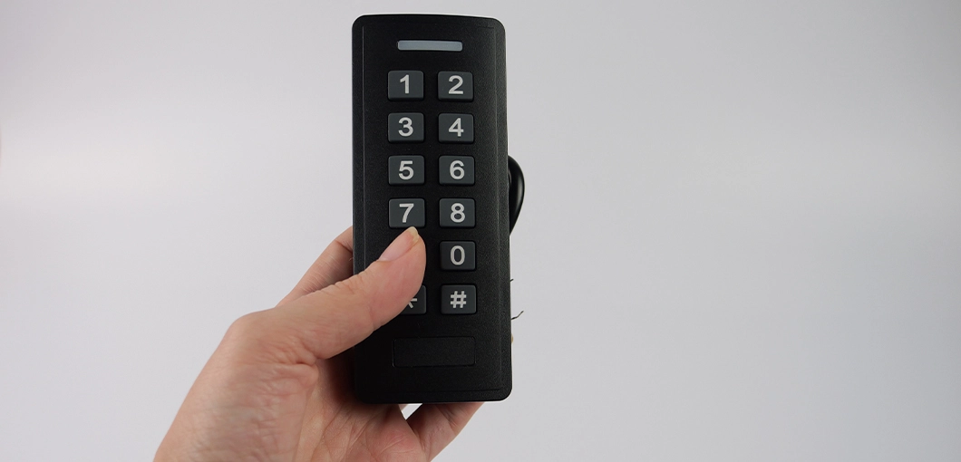 Die Zugangskontrolle SecureEntry-AC700LF von HDWR mit Passwort und RFID-Karte