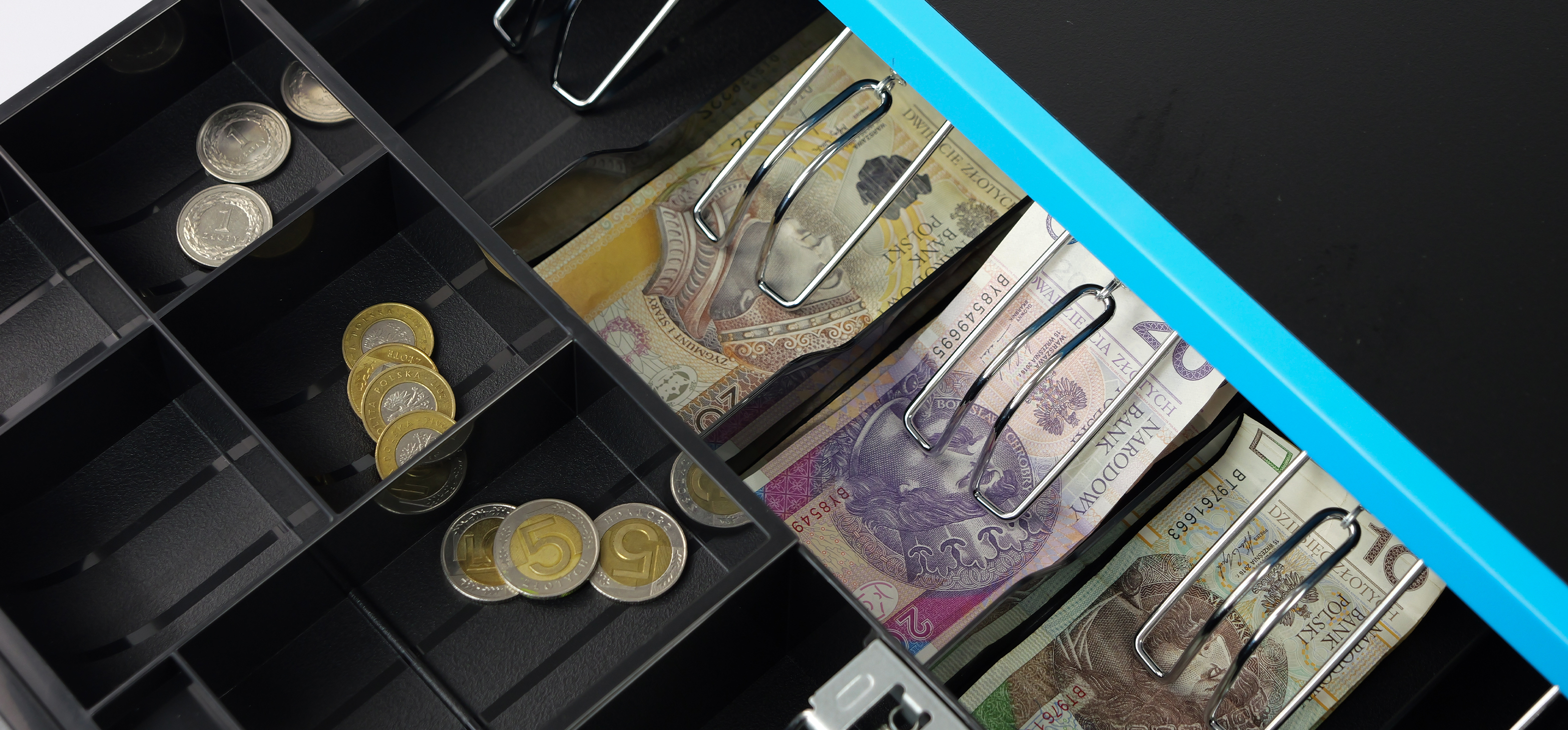 Przestronna szuflada kasowa z 7 przegrodami na banknoty SecureTill-405FA