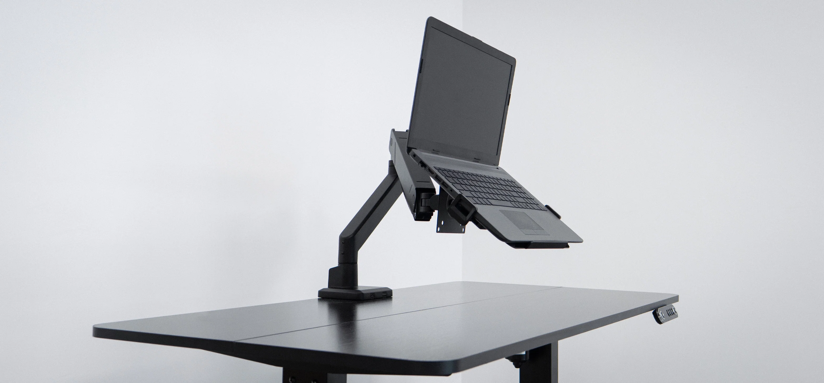 Laptop uniesiony na podstawce montowanej do ramienia uchwytu, widok z boku SolidHand-AL01