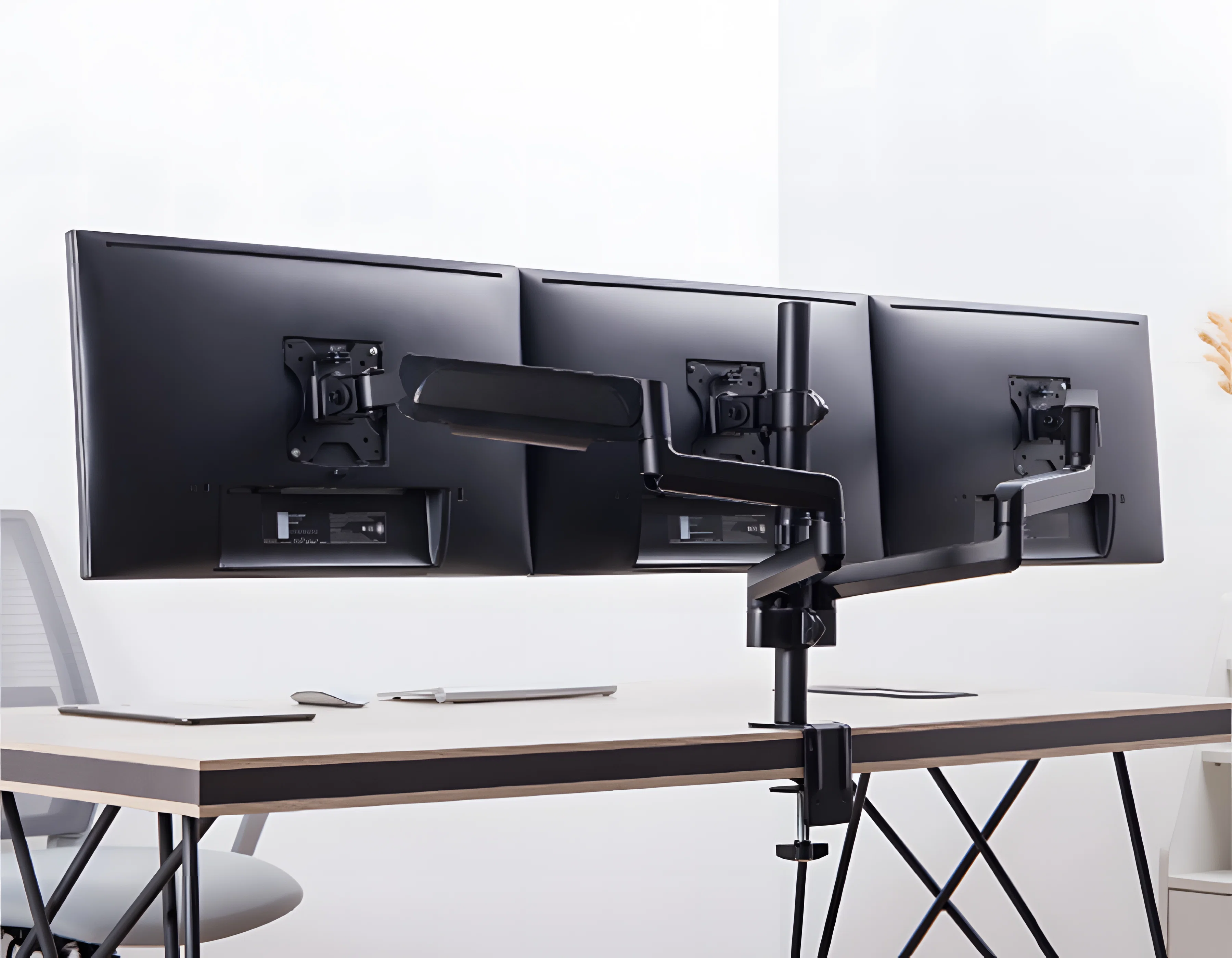 Configuración triple monitor SolidHand-AS03 en entorno de oficina