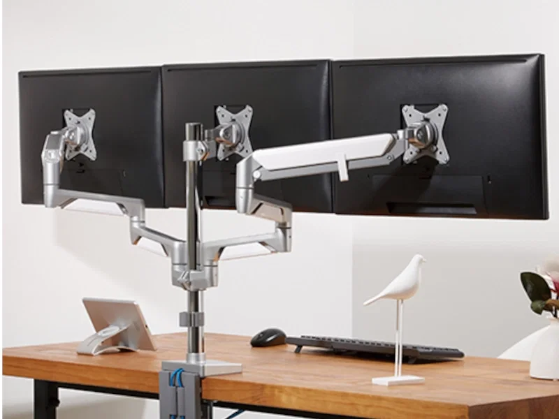 Configuración triple monitor ergonómica SolidHand-BG03SU en escritorio