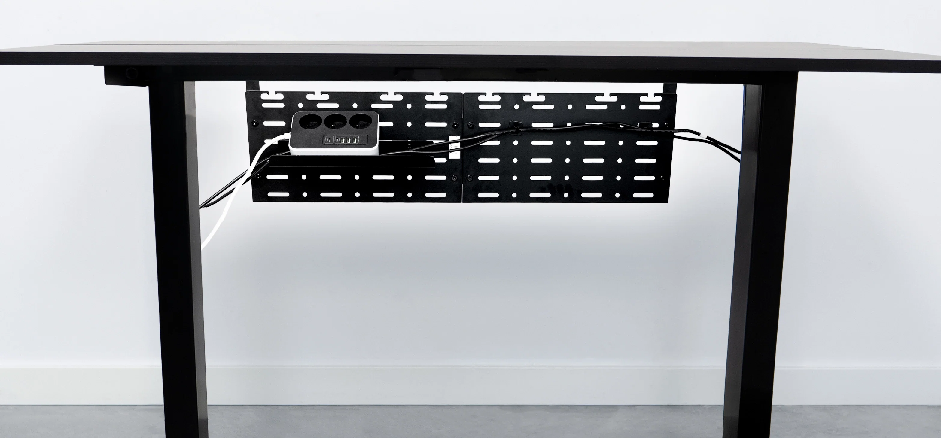 An die Tischplatte geschraubter Kabelorganizer mit seitlichen Halterungen SolidHand-CM02S