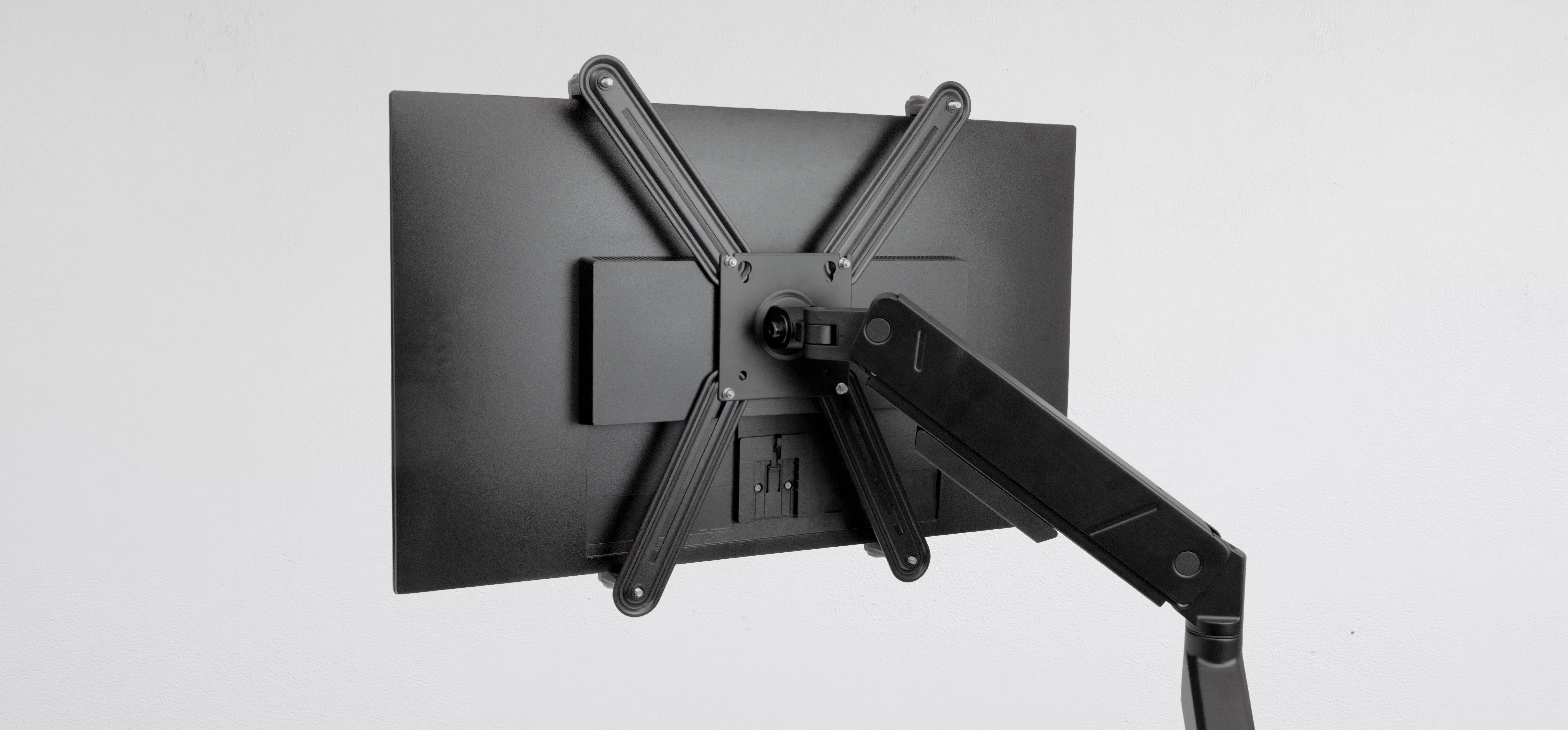 Monitor ohne VESA-Bohrungen mit dem Adapter SolidHand-M01 an einem Schreibtischarm montiert