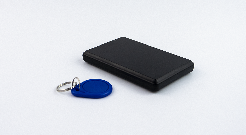 Μια συσκευή ανάγνωσης καρτών RFID εγγύτητας