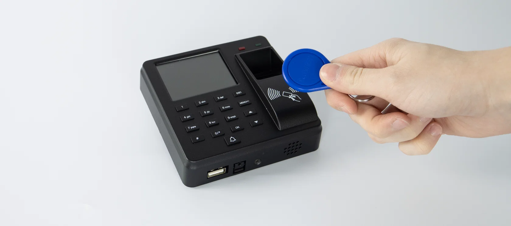 Modrá RFID kľúčenka HD-RKF07 priložená k dochádzkovému terminálu