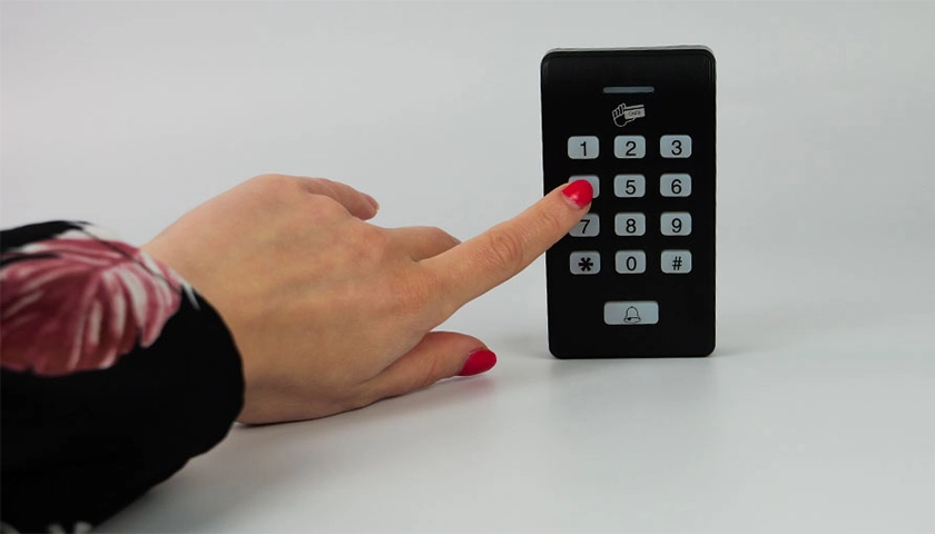 Lector de control de acceso para contraseña y tarjeta RFID SecureEntry-AC100