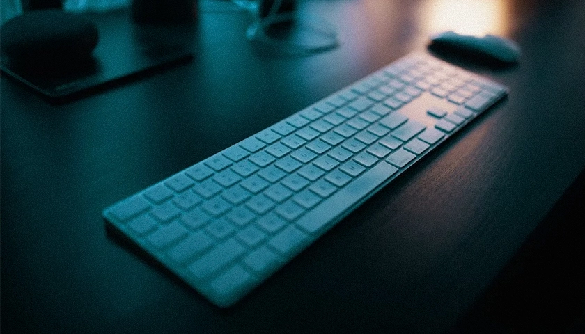 Klasická drátová počítačová klávesnice