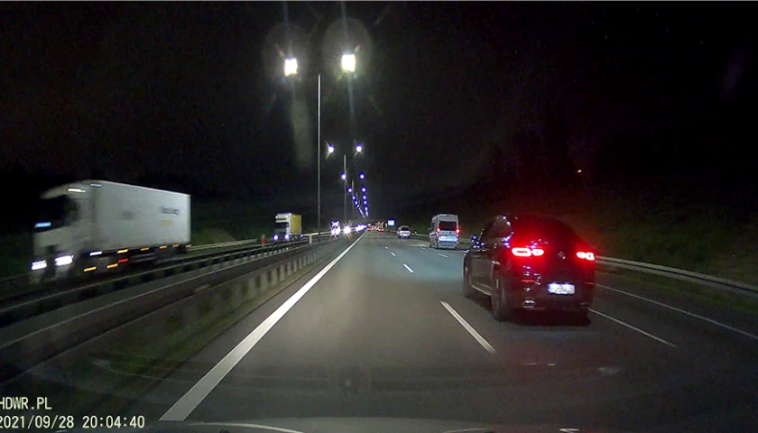 Obraz z wideorejestratora samochodowego w warunkach nocnych