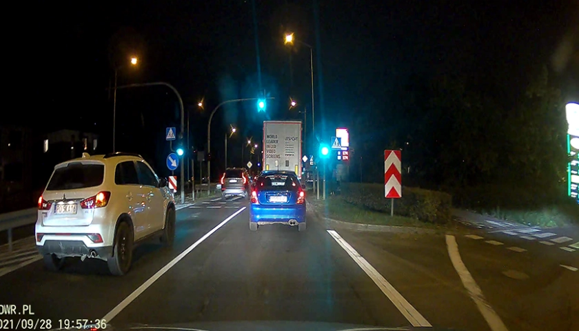 Obraz z wideorejetratora jazdy w warunkach nocnych
