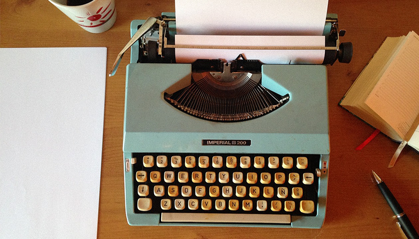 Maszyna do pisania z układem klawiszy QWERTY