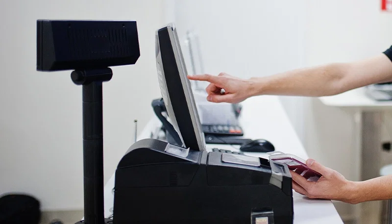 Wolnostojący wyświetlacz przy kasie fiskalnej