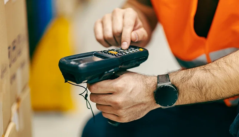 Komputer mobilny ze skanerem kodów QR i kreskowych do pracy w magazynie