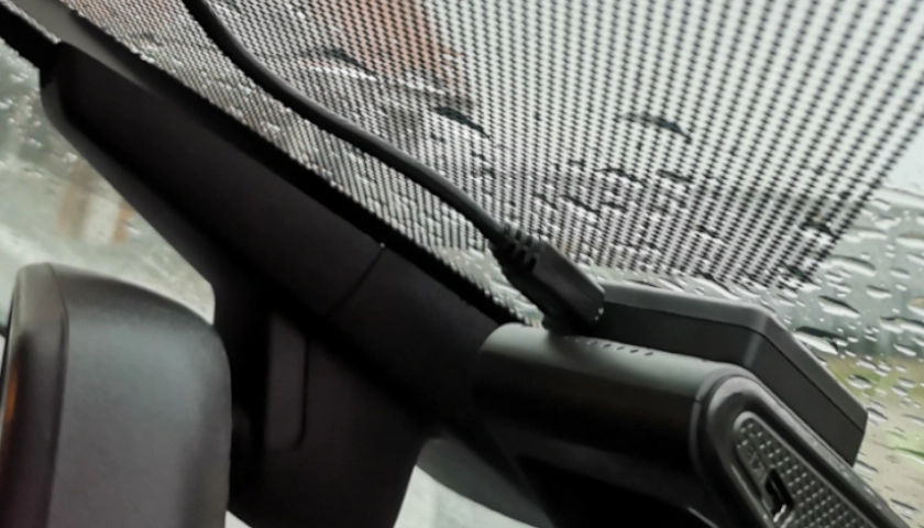 Poprowadzenie kabla zasilającego kamerę samochodową wewnątrz pojazdu