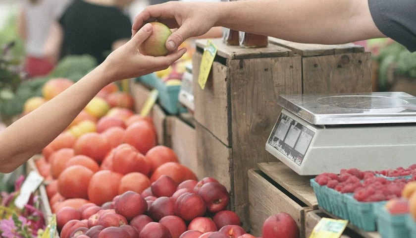 Waga elektroniczna sklepowa na targu warzywnym