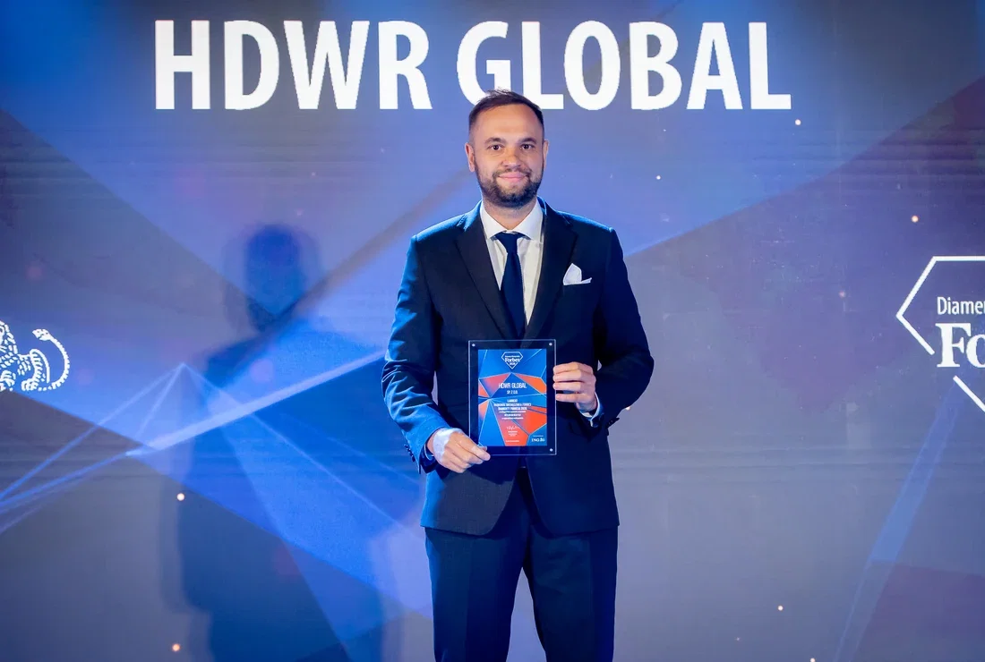 Andrzej Lenkowski, założyciel HDWR Global, odbiera Diament Forbesa 2026 podczas uroczystej gali.