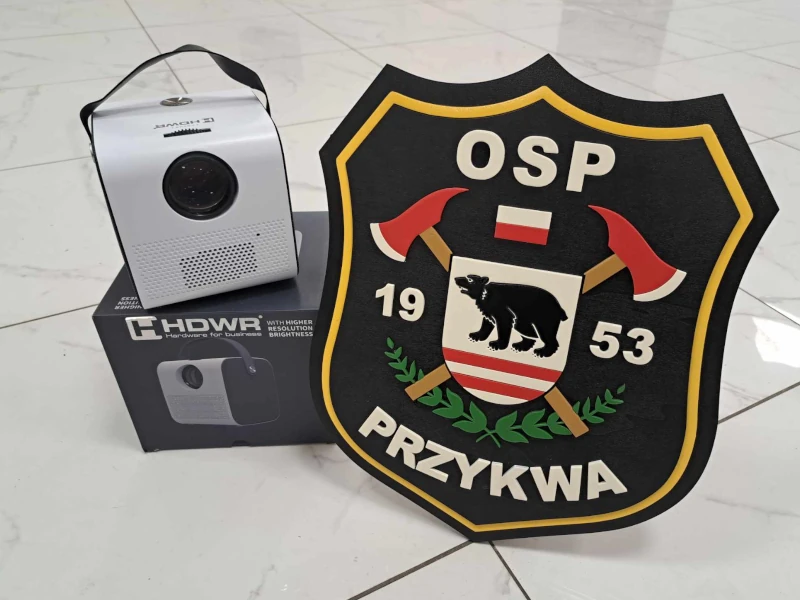 rzutnik multimedialny od HDWR dla młodych strażaków OSP Przykwa