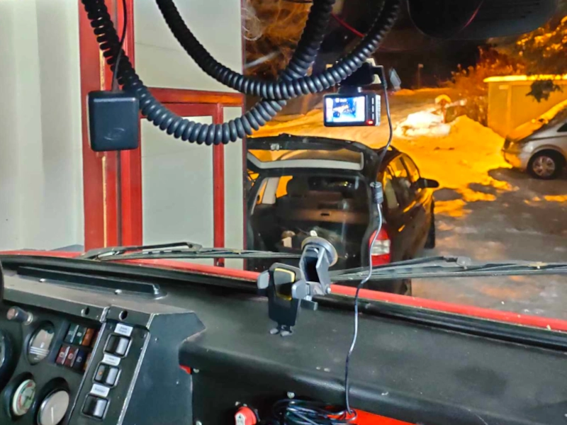 rejestrator jazdy przód i tył zamontowany na przedniej szybie wozu strażackiego